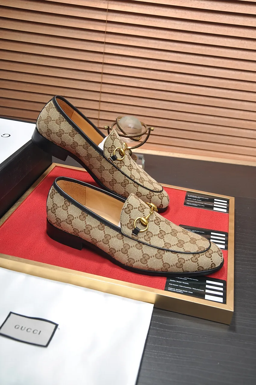 Men's shoes💰500💶Italy's top luxury men's shoe giant (GUCCI) (Gucci) (full cowhide lining) new arrival🍃Original European style🔰 Pleasant to the eye😍In order to make the shoes more durable and non-deformable🌀The production continues to follow traditional methods but there is still no lack of innovation💪Choose original sheepskin for the leather♻️ Smooth and natural And extra bright ⭐Made of imported cowhide, the first choice of rich people 38-45 (45 customized)